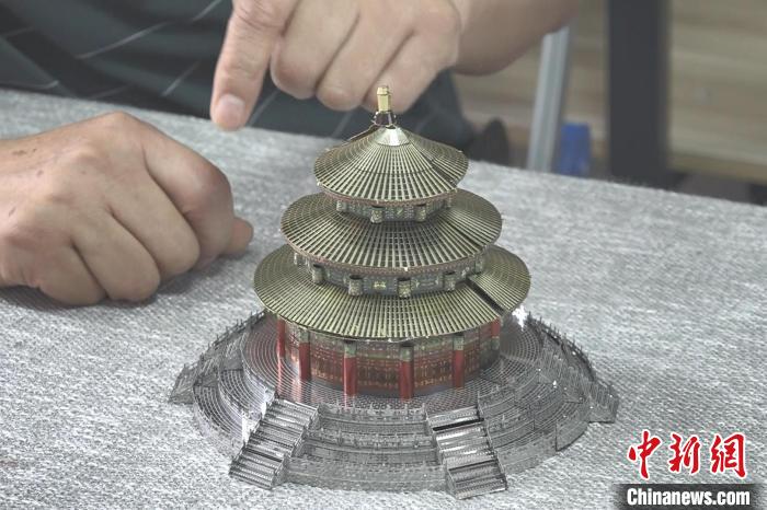 J9九游手工达人张禾：自制古建微模型 传播传统文化(图2)